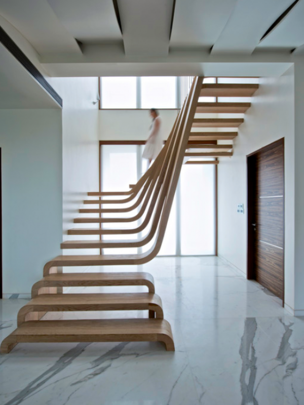 Tangga beton dengan pegangan kayu alami